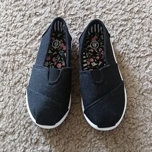 Toddler size 6 Toms